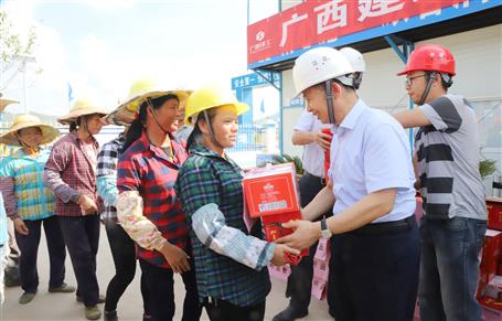 集團(tuán)公司黨委委員、副總經(jīng)理侯立林到公司施工一線送清涼