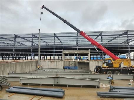 【奮戰(zhàn)三季度 打贏攻堅(jiān)戰(zhàn)】冶建第四分公司內(nèi)蒙古項(xiàng)目2#冷庫鋼結(jié)構(gòu)首吊成功！